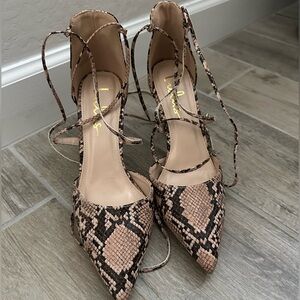 NWOT 🤎🖤 Snake Print Lace-Up Heels